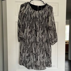 H&M long sleeve women’s shift dress, black and white pattern, size 4